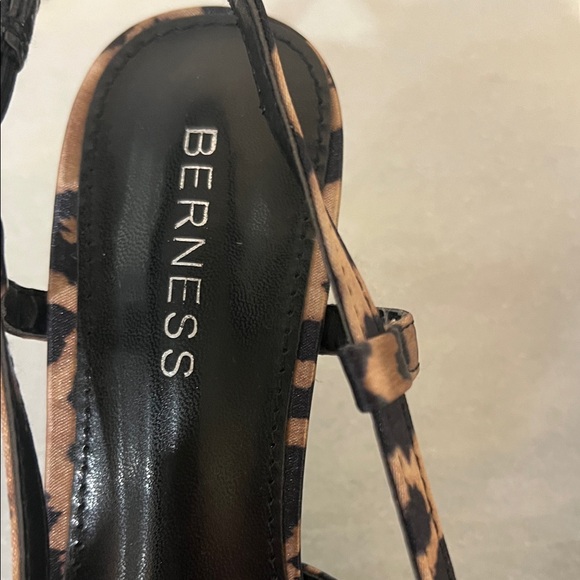 Elegant Leopard Print Slingback Heels - Picture 2 of 5